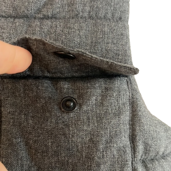 NWOT Old Navy Boys gray/red Puffer Vest with hood Size boys Small 6/7 NWOT - Picture 3 of 5